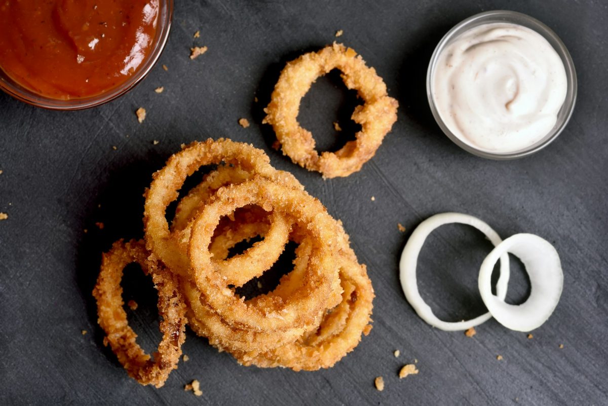 Fried onion rings with sauce