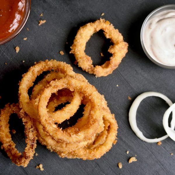 Fried onion rings with sauce